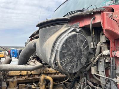 Ford L8513 Air Cleaner / Air Filter Housing