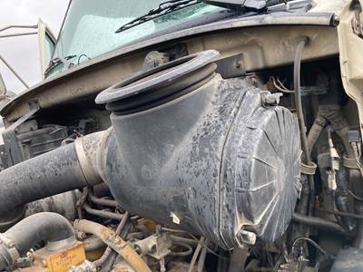 Ford L9513 Air Cleaner / Air Filter Housing