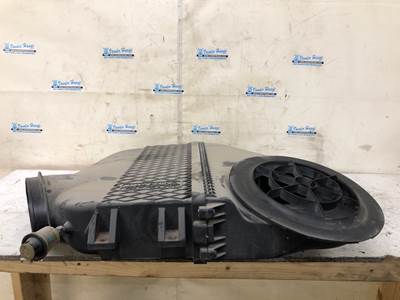 Freightliner Cascadia Air Cleaner / Air Filter Housing