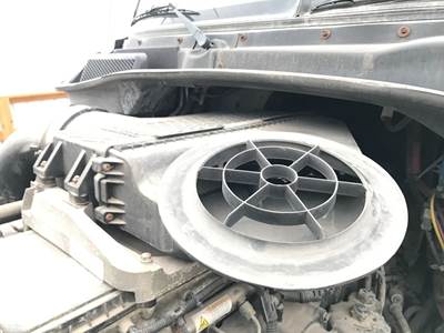 Freightliner Cascadia Air Cleaner / Air Filter Housing