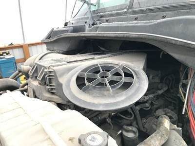 Freightliner Cascadia Air Cleaner / Air Filter Housing