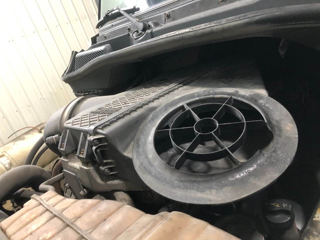 2013 Freightliner Cascadia Air Cleaner / Air Filter Housing For Sale