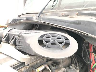 Freightliner Cascadia Air Cleaner / Air Filter Housing