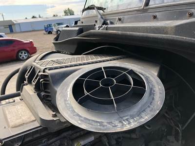 Freightliner Cascadia Air Cleaner / Air Filter Housing