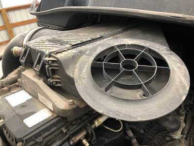 Freightliner Cascadia Air Cleaner / Air Filter Housing