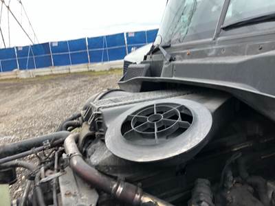 Freightliner Cascadia Air Cleaner / Air Filter Housing