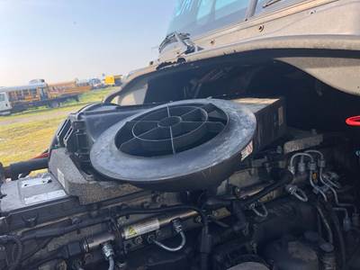 Freightliner Cascadia Air Cleaner / Air Filter Housing
