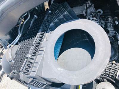 Freightliner Cascadia Air Cleaner / Air Filter Housing