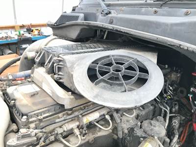 Freightliner Cascadia Air Cleaner / Air Filter Housing