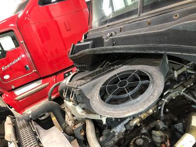 Freightliner Cascadia Air Cleaner / Air Filter Housing