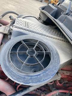 Freightliner Cascadia Air Cleaner / Air Filter Housing