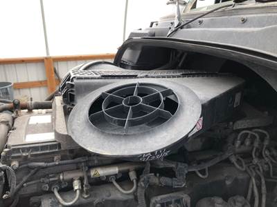 Freightliner Cascadia Air Cleaner / Air Filter Housing
