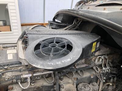 Freightliner Cascadia Air Cleaner / Air Filter Housing