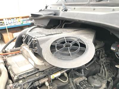 Freightliner Cascadia Air Cleaner / Air Filter Housing