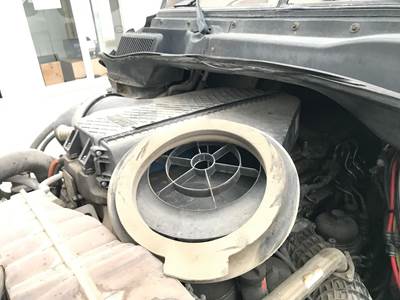Freightliner Cascadia Air Cleaner / Air Filter Housing