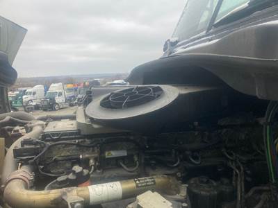 Freightliner Cascadia Air Cleaner / Air Filter Housing