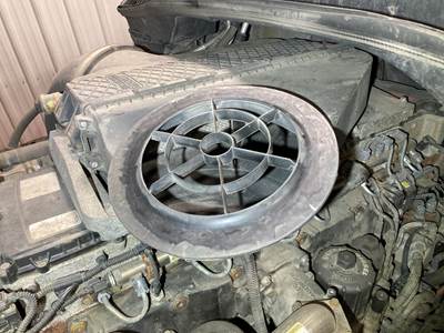 Freightliner Cascadia Air Cleaner / Air Filter Housing