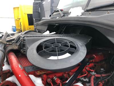 Freightliner Cascadia Air Cleaner / Air Filter Housing