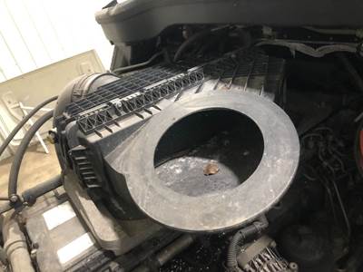 Freightliner Cascadia Air Cleaner / Air Filter Housing