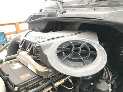 Freightliner Cascadia Air Cleaner / Air Filter Housing