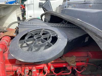 Freightliner Cascadia Air Cleaner / Air Filter Housing