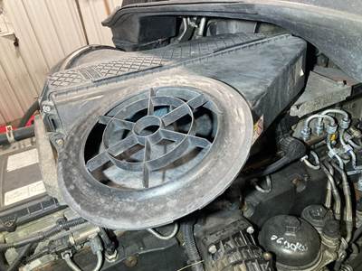 Freightliner Cascadia Air Cleaner / Air Filter Housing