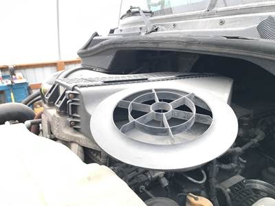 Freightliner Cascadia Air Cleaner / Air Filter Housing