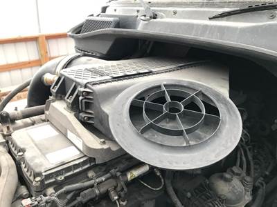 Freightliner Cascadia Air Cleaner / Air Filter Housing