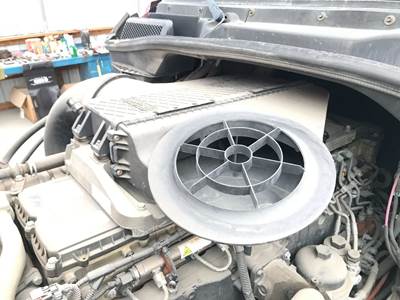 Freightliner Cascadia Air Cleaner / Air Filter Housing