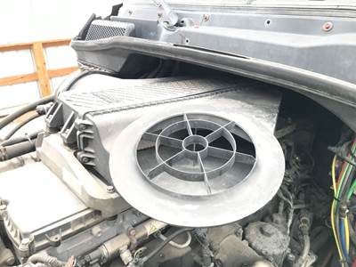 Freightliner Cascadia Air Cleaner / Air Filter Housing