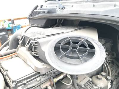 Freightliner Cascadia Air Cleaner / Air Filter Housing