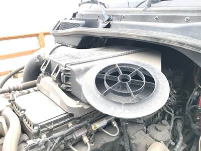 Freightliner Cascadia Air Cleaner / Air Filter Housing