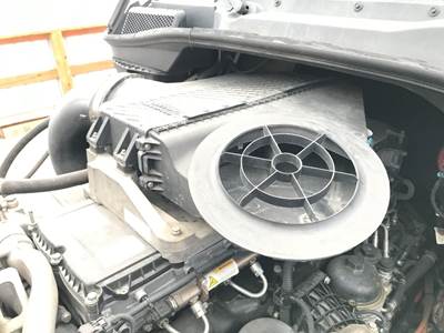 Freightliner Cascadia Air Cleaner / Air Filter Housing