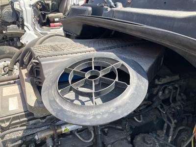 Freightliner Cascadia Air Cleaner / Air Filter Housing