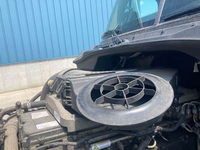 Freightliner Cascadia Air Cleaner / Air Filter Housing