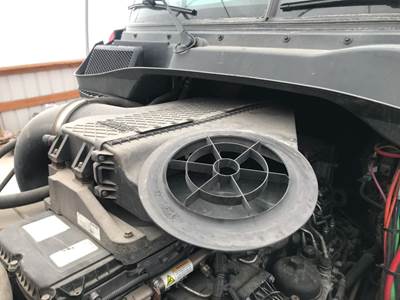 Freightliner Cascadia Air Cleaner / Air Filter Housing