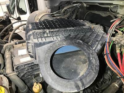 Freightliner Cascadia Air Cleaner / Air Filter Housing
