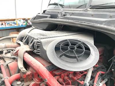 Freightliner Cascadia Air Cleaner / Air Filter Housing