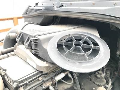 Freightliner Cascadia Air Cleaner / Air Filter Housing