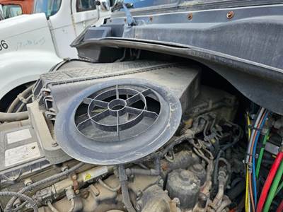 Freightliner Cascadia Air Cleaner / Air Filter Housing