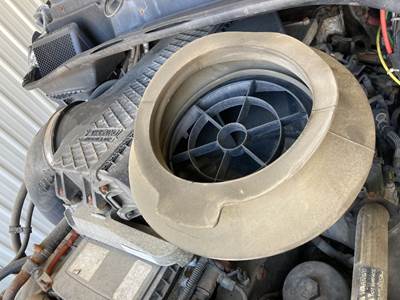 Freightliner Cascadia Air Cleaner / Air Filter Housing
