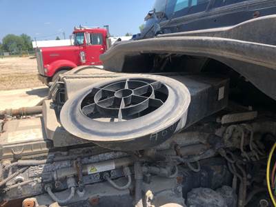 Freightliner Cascadia Air Cleaner / Air Filter Housing