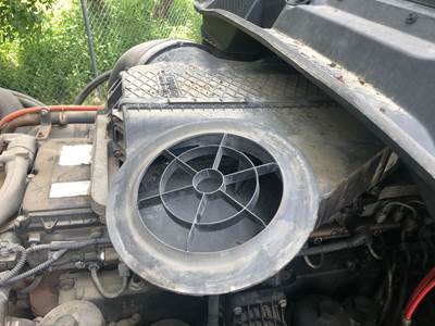 Freightliner Cascadia Air Cleaner / Air Filter Housing