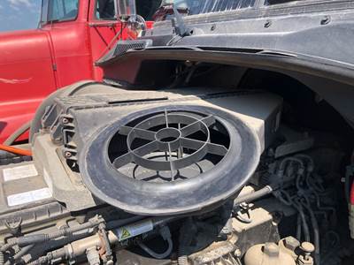 Freightliner Cascadia Air Cleaner / Air Filter Housing