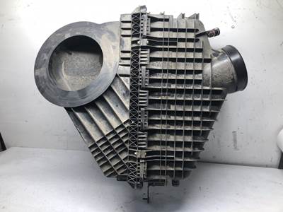 Freightliner Cascadia Air Cleaner / Air Filter Housing