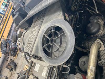 Freightliner Cascadia Air Cleaner / Air Filter Housing