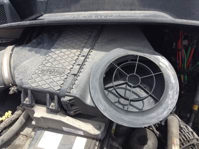Freightliner Cascadia Air Cleaner / Air Filter Housing
