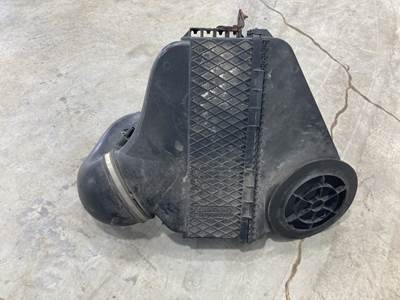 Freightliner Cascadia Air Cleaner / Air Filter Housing