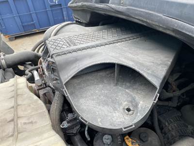 Freightliner Cascadia Air Cleaner / Air Filter Housing