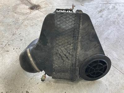 Freightliner Cascadia Air Cleaner / Air Filter Housing